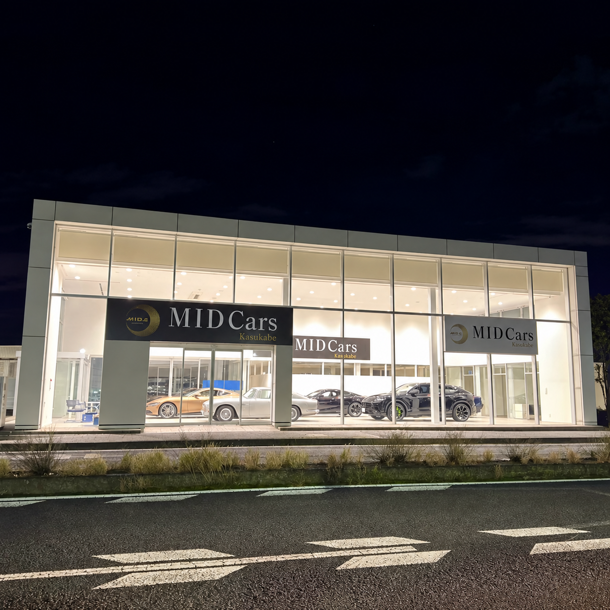 夜のMID Cars Kasukabe店舗外観